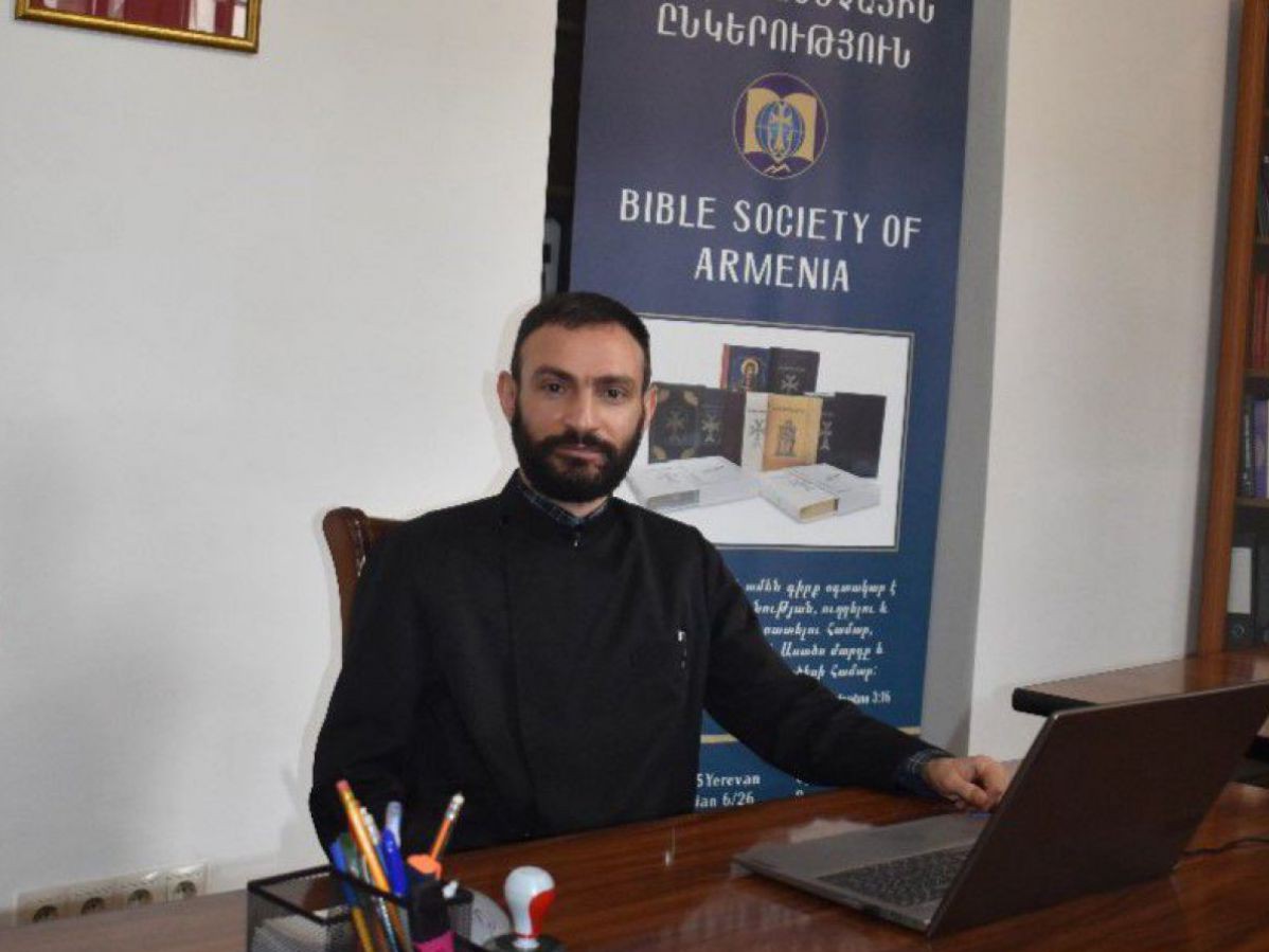Pater Husik Smbatyan berichtet bei der Langen Nacht der Kirchen aus der Arbeit der Armenischen Bibelgesellschaft