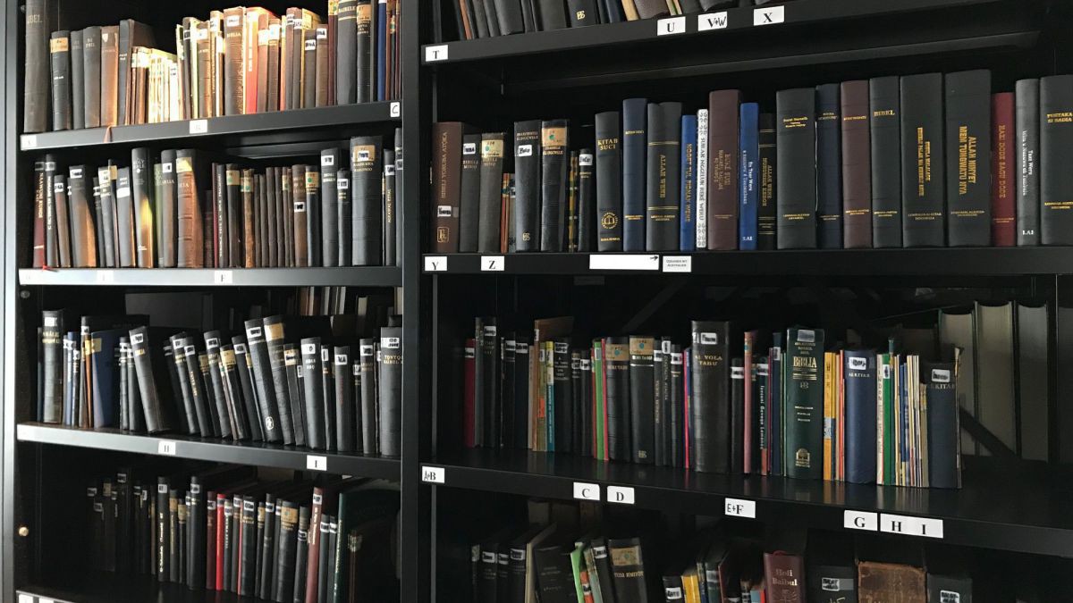 Blick in die historische Bibel-Bibliothek des Bibelzentrums. Blick in die historische Bibel-Bibliothek des Bibelzentrums.