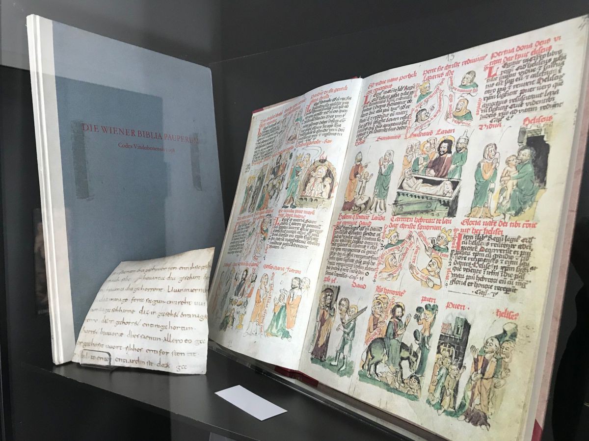 Ein Faksimile einer Biblia pauperum ist in der historischen Bibliothek zu bewundern