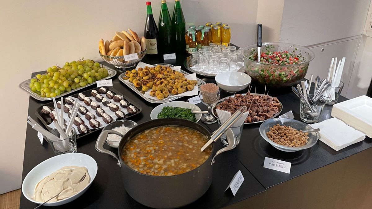 Das biblische Buffet bei der Langen Nacht der Museen sorgte für eine Stärkung zwischendurch. Gezeigt wird das Buffet bei der Langen Nacht der Museen 2023