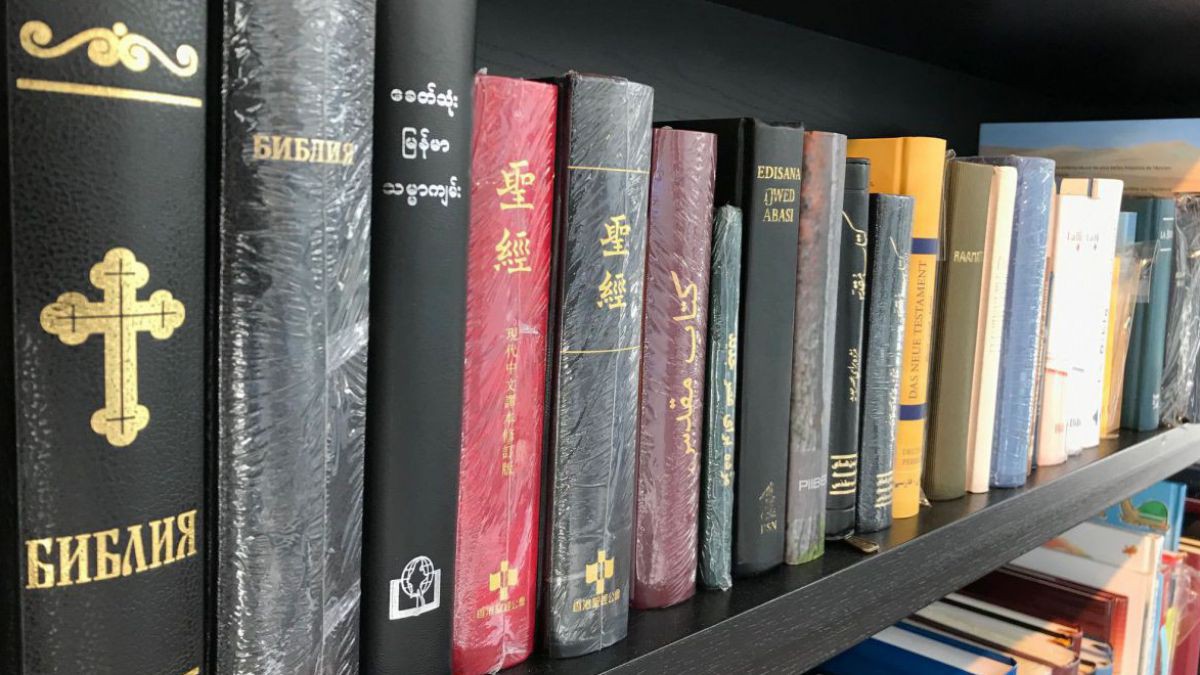 Im Bibel-Shop des Bibelzentrums erhalten Sie Bibeln in über 100 Sprachen der Welt. Egal ob Englisch, Bulgarisch, Farsi, Chinesisch oder Französisch: Bei uns werden Sie fündig! Fremdsprachige Bibeln im Bibelzentrum