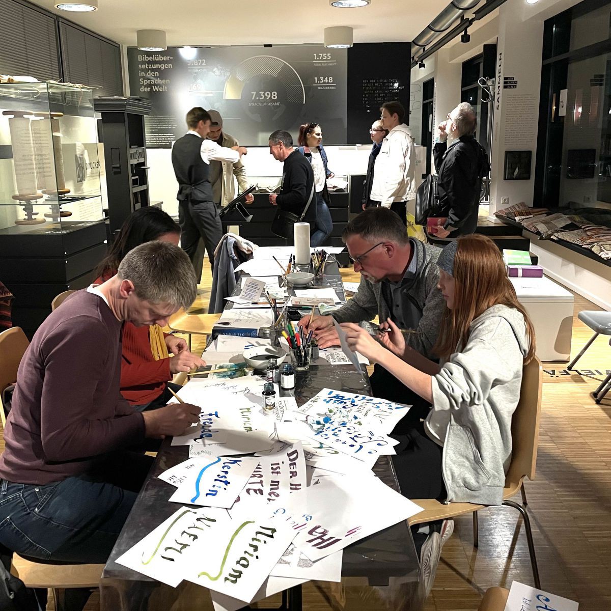 Fleißiges Schreiben beim Kalligrafie Workshop
