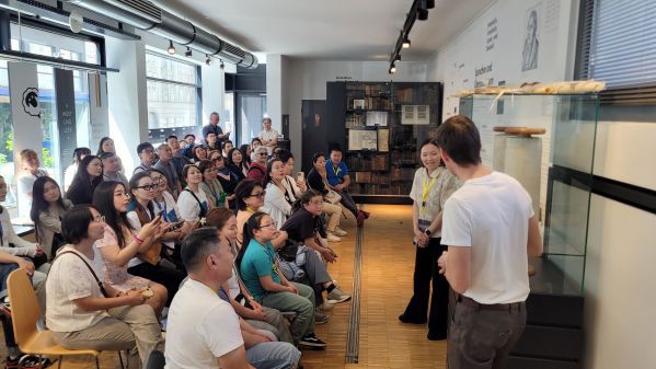 Ein Blick in das Bibelzentrum. Auf St&uuml;hlen sitzen viele mongolische Christen und lauschen gespannt der Kurzf&uuml;hrung durch das Bibel-Museum