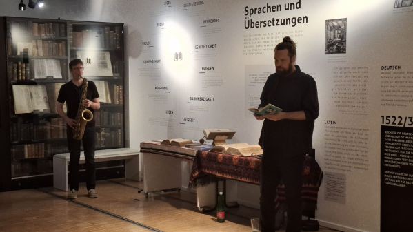 Marco Michalzik und Rupert Stelzer bei ihrer Performance im Bibelzentrum.