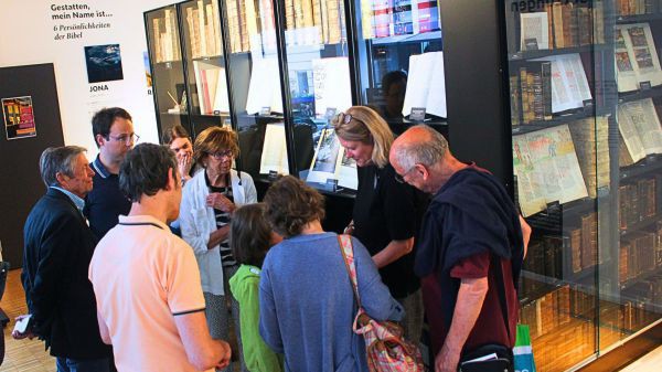 Jutta Henner zeigt historische Bibeln aus der Bibliothek